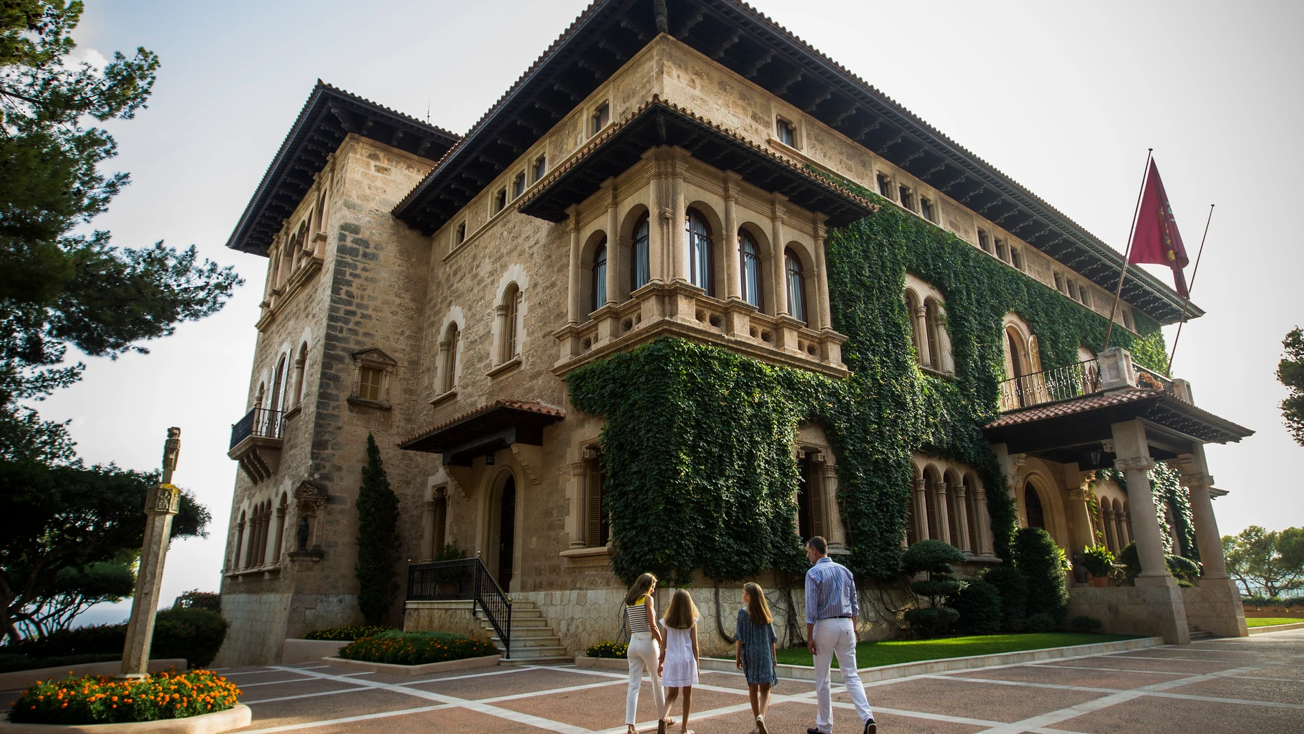 Los reyes y sus hijas en el Palacio de Marivent
