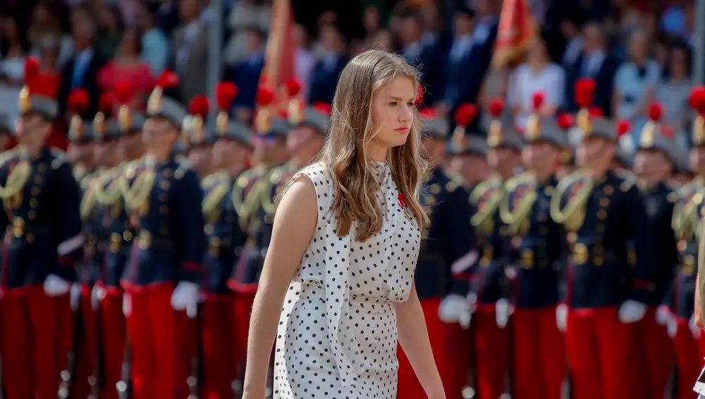 La princesa Leonor durnate la entrega de despachos a los nuevos oficiales del Ejército de Tierra, este viernes en la Academia General Militar de Zaragoza.