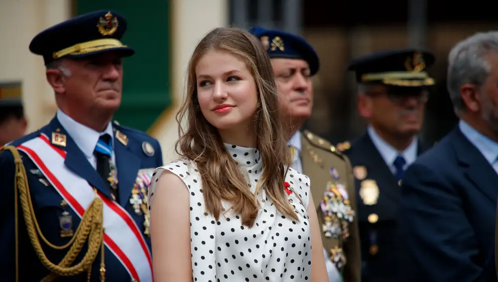La princesa Leonor durante la entrega de despachos a los nuevos oficiales del Ejército de Tierra, este viernes en la Academia General Militar de Zaragoza