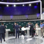 Los candidatos hablan con sus asesores en una pausa del debate de 2019