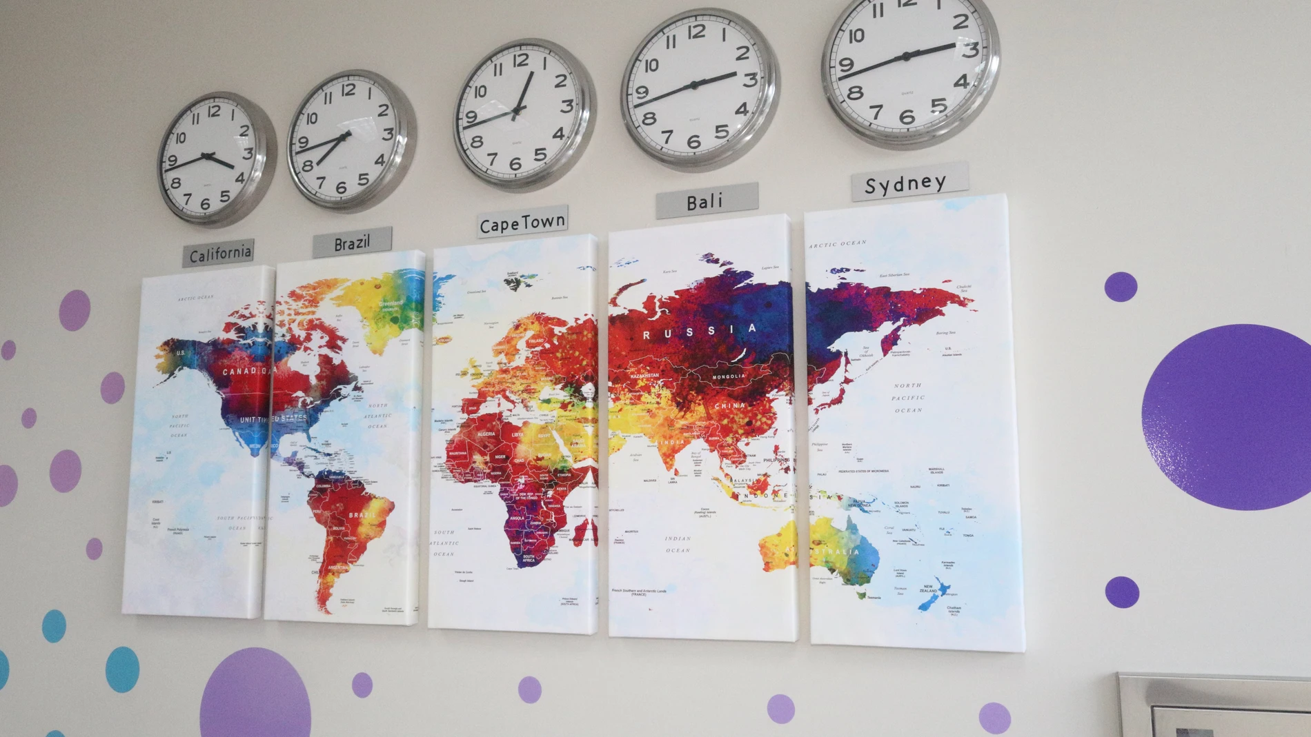 El objetivo de los husos horarios es proporcionar una forma práctica y coherente de medir y sincronizar el tiempo en diferentes partes del mundo