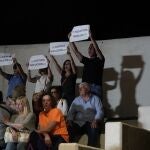 Funcionarios de Justicia protestan durante el acto de inicio de campaña de las elecciones generales del PSOE en Valladolid