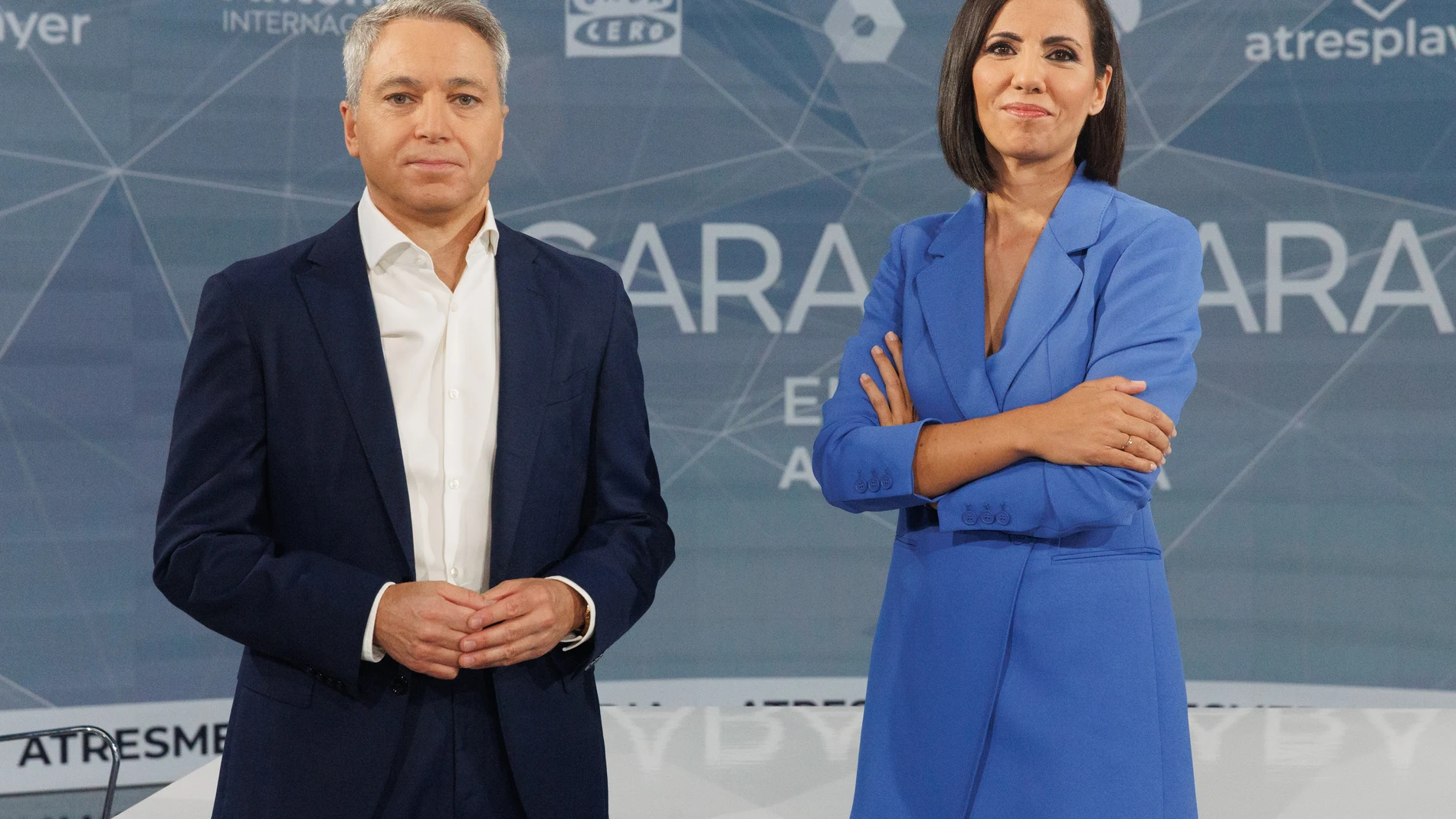 Los presentadores Ana Pastor y Vicente Vallés durante una rueda de prensa del 'Cara a Cara. El Debate', en Atresmedia, a 7 de julio de 2023, en Madrid (España). Atresmedia ha desvelado algunos de los detalles clave del debate electoral ‘cara a cara’ entre Pedro Sánchez y Alberto Núñez Feijóo, el único de cara a las elecciones generales del 23 de julio, que se emite el próximo 10 de julio. En las pantallas se señalizarán los distintos bloques y secciones del debate. Los presentadores de televi...
