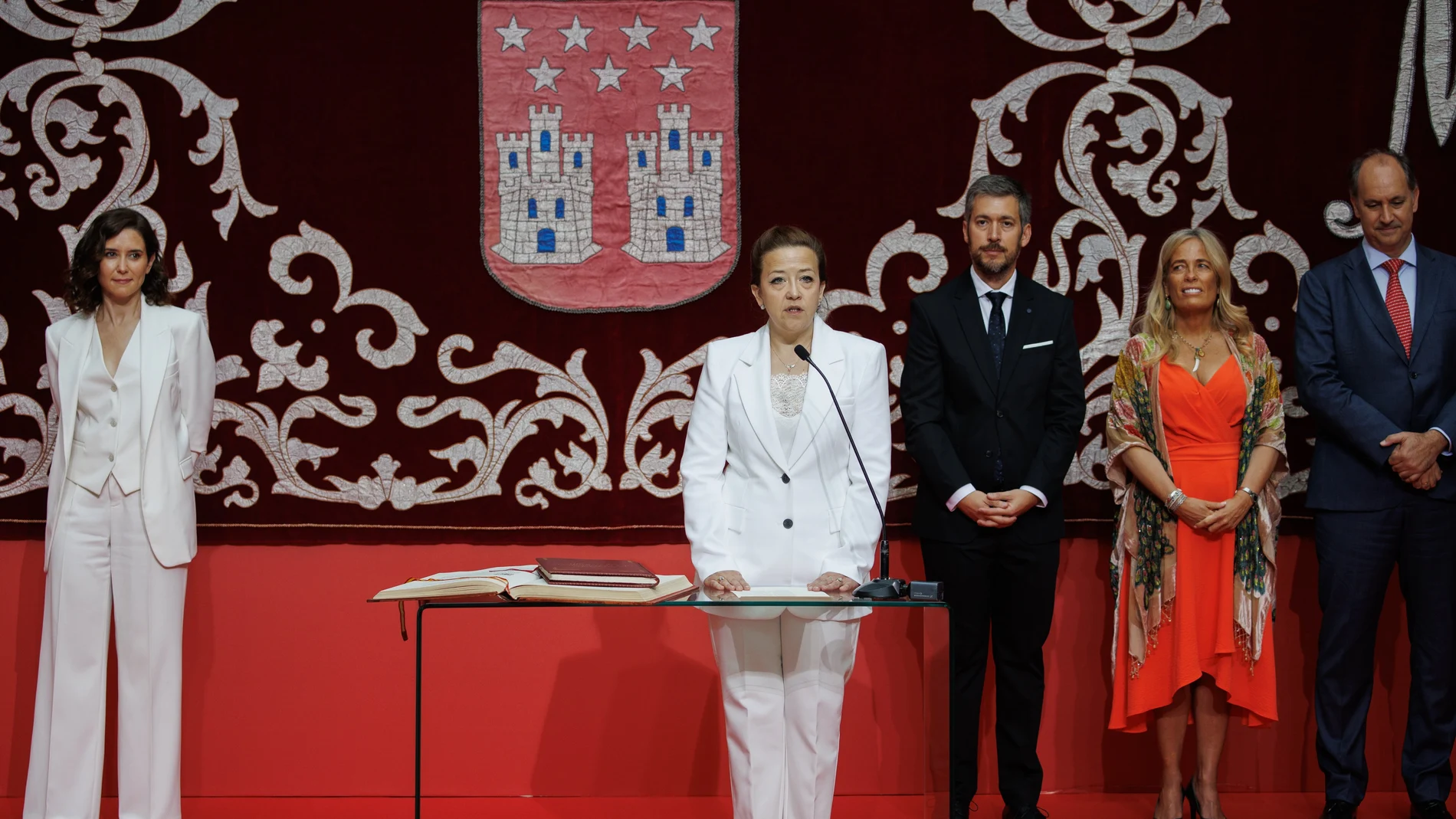 La consejera de Sanidad, Fátima Matute, toma posesión de su cargo, durante la toma de posesión del Consejo de Gobierno de la Comunidad de Madrid en la XIII legislatura