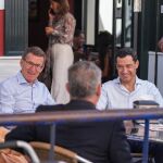 El líder del PP, Alberto Núñez Feijóo y el presidente de la Junta de Andalucía, Juanma Moreno, en Sevilla