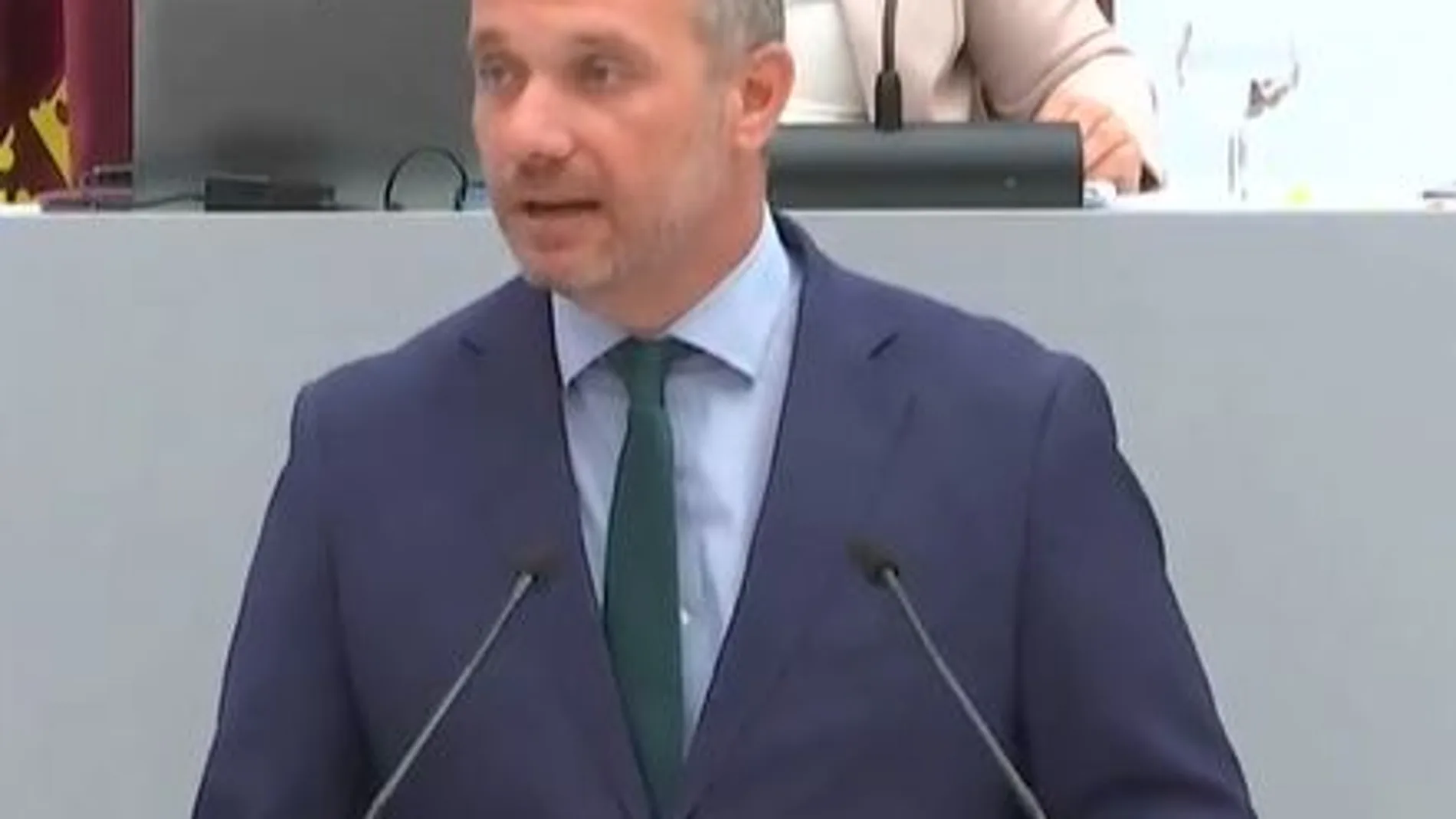 Joaquín Segado (PP) pide a Vox que negocien para mejorar la vida de la gente, "no por sillones"