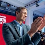 El secretario general del PSOE y presidente del Gobierno, Pedro Sánchez, aplaude a su llegada a la presentación del programa electoral del PSOE para las elecciones generales en Madrid, en el Espacio Próxima Estación, a 7 de julio de 2023, en Madrid.