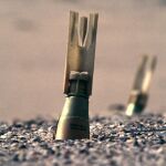 Minibombas Mk 118 sin explotar incrustadas en una carretera asfaltada 