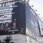 Activistas antidesahucio boicotean la lona de Desokupa en la calle de Atocha de Madrid