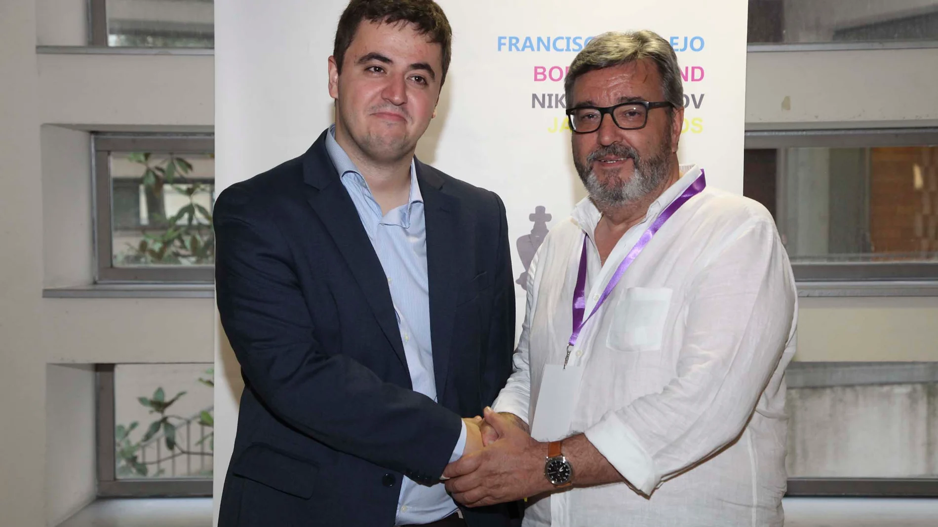 Jaime Santos es felicitado por Marcelino Sión