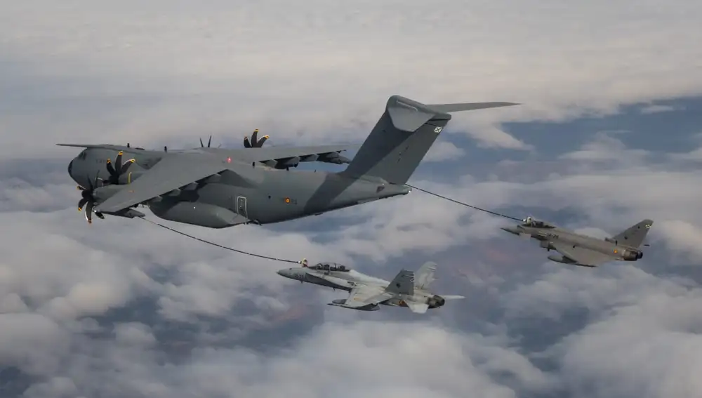 Un A400M reabastece en vuelo a dos cazas