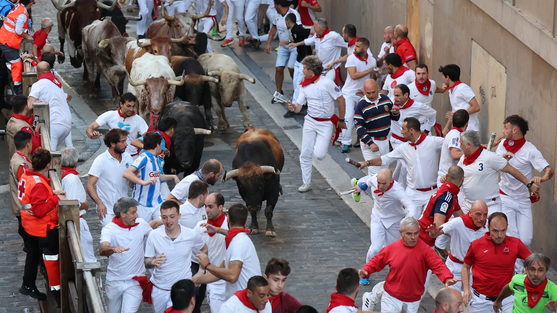 PAMPLONA, 10/07/2023.- Los toros de la ganadería de Fuente Ymbro a su paso por la Cuesta de Santo Domingo durante el cuarto encierro de los sanfermines 2023, este lunes. EFE/Villar López