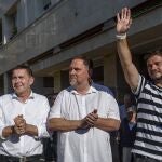 DURANGO (BIZKAIA), 10/07/2023.- El coordinador general de EH Bildu, Arnaldo Otegi (i), junto al presidente de ERC, Oriol Junqueras (c), y el candidato al Congreso por ERC, Gabriel Rufián (d), intervienen en un acto electoral de EH Bildu y ERC este lunes en Durango (Bizkaia). EFE/ Javier Zorrilla