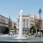 Imagen de la Puerta del Sol con poca gente ante el intenso calor