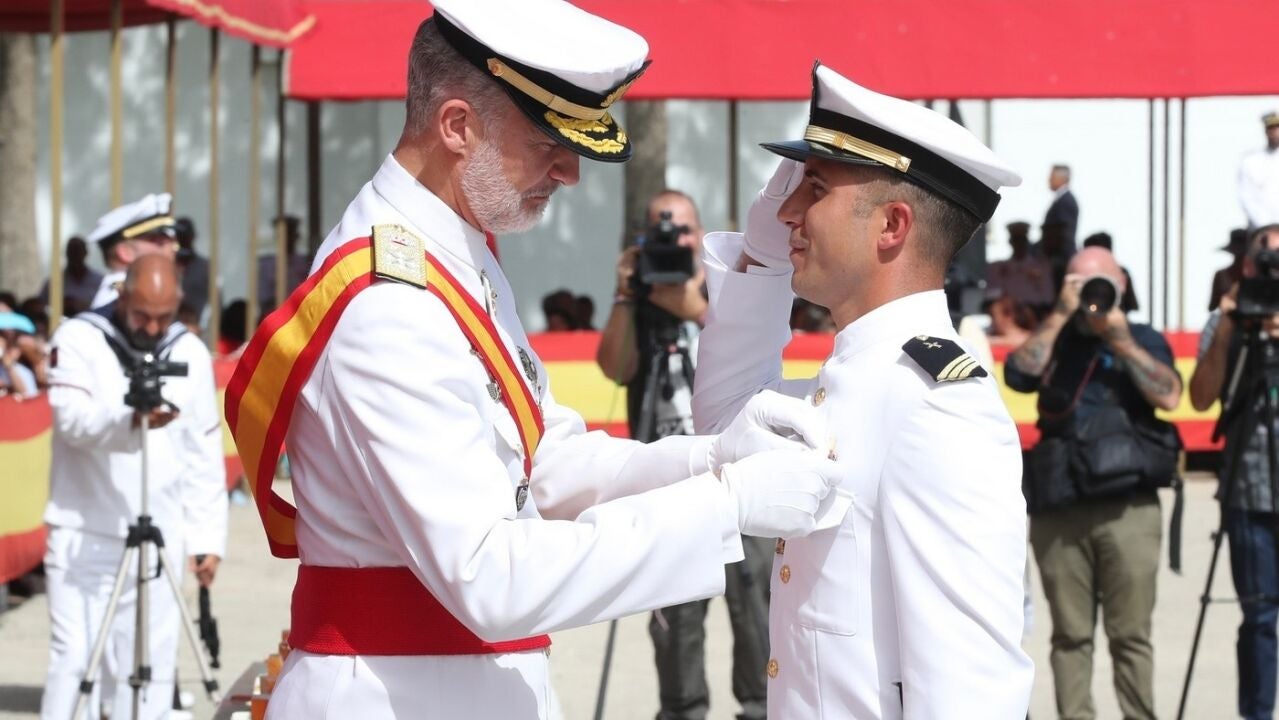 El rey preside en San Fernando la entrega de despachos a los nuevos ...