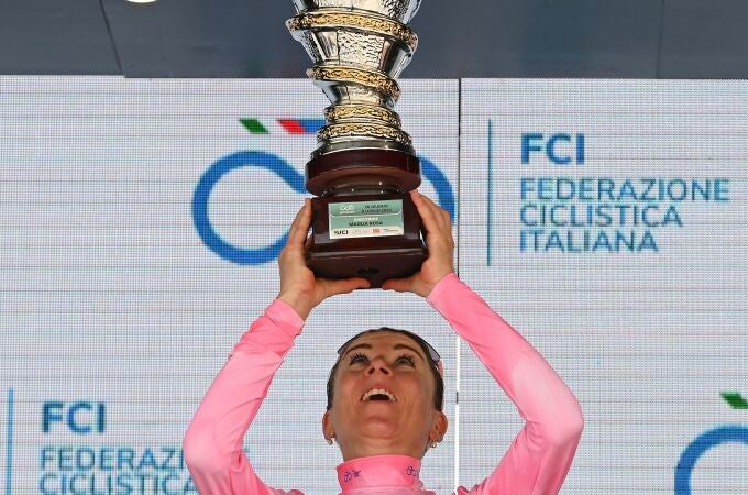 Van Vleuten, con el trofeo de ganadora del Giro