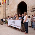 La presidenta de Les Corts, Llanos Massó se ha situado junto a su grupo Vox fuera de la pancarta que rechaza la "violencia machista"