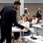 El portavoz de VOX, José Angel Antelo (i), entrega al candidato del PP a la presidencia, Fernando López Miras, el documento que incluye el pacto de gobierno 