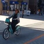 El paseo en BIKI de la ministra Ribera a su llegada a la cumbre del clima de Valladolid se hace viral
