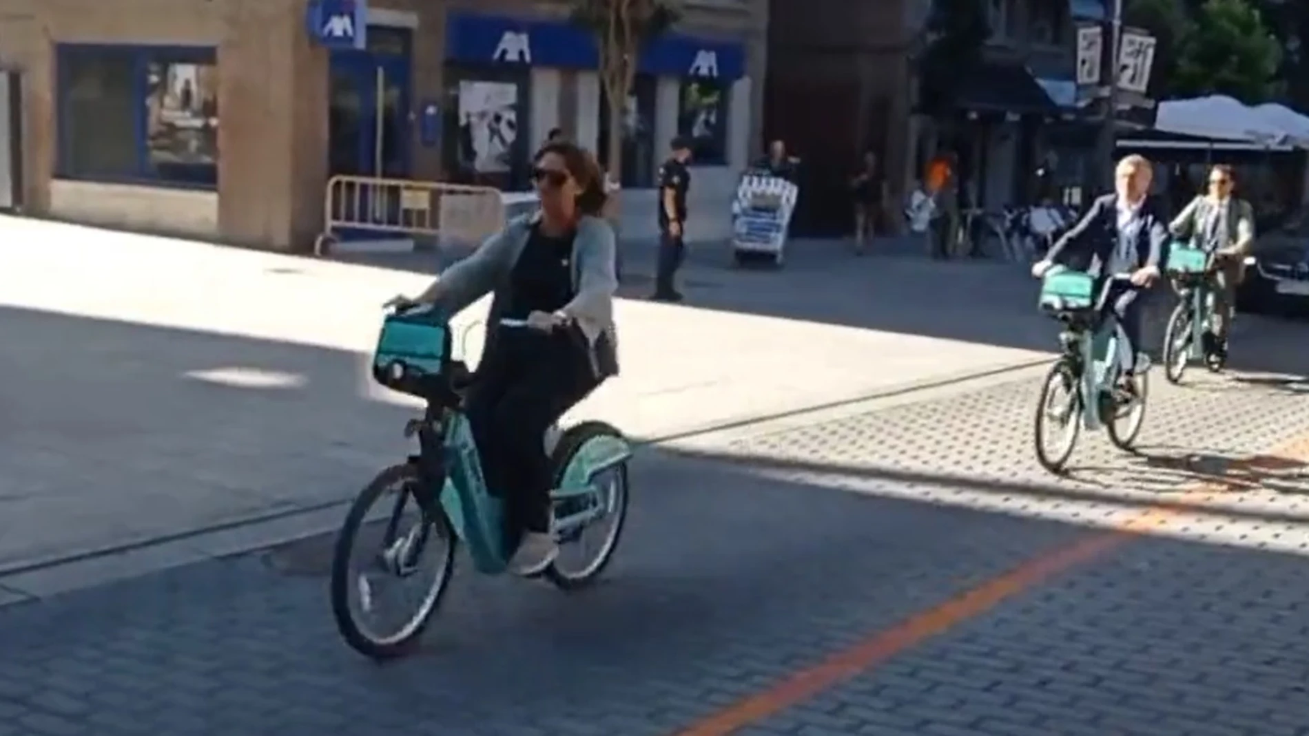 El paseo en BIKI de la ministra Ribera a su llegada a la cumbre del clima de Valladolid se hace viral