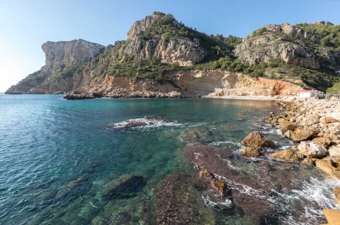 La ruta de los acantilados recorre las calas más impresionantes de esta localidad de la Costa Blanca