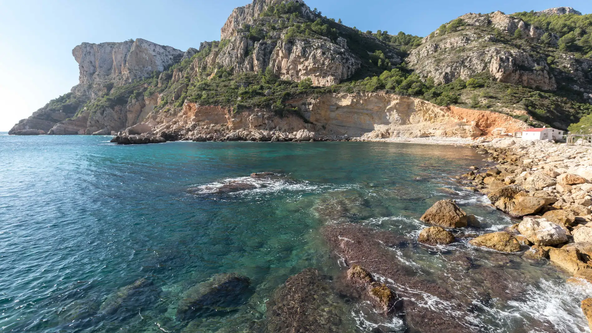 La ruta de los acantilados recorre las calas más impresionantes de esta localidad de la Costa Blanca