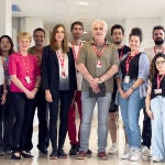 El doctor Raya junto al equipos que ha liderado la investigación