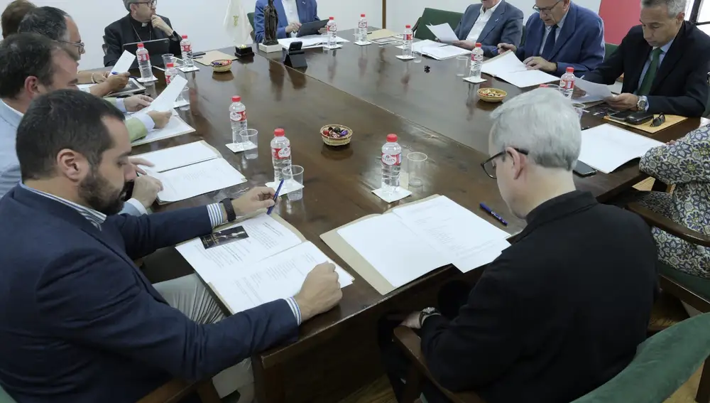Un instante de la reunión celebrada en el Centro Diocesano de Espiritualidad de Valladolid de la Comisión de la Causa de Beatificación de Isabel la Católica, presidida por el arzobispo, don Luis Argüello