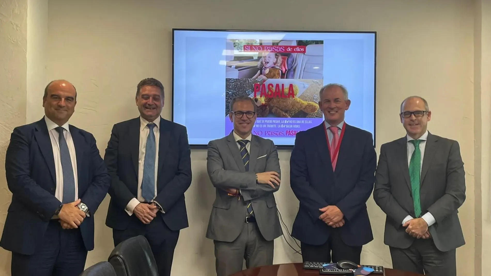 El consejero Mariano Veganzones se reúne con representantes de la Asociación AECA-ITV