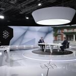 El presidente del Gobierno y candidato del PSOE a la reelección, Pedro Sánchez (i), y el candidato del PP a la presidencia, Alberto Núñez Feijóo (d), antes del programa 'Cara a Cara. El Debate', en Atresmedia