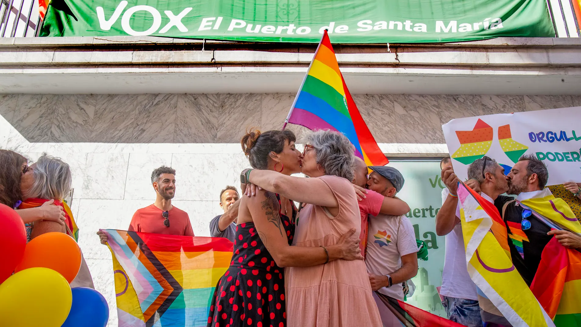 El pasado 7 de julio, Adelante celebra una "besada Lgtbiq+" ante una sede de Vox como "paso al frente contra la extrema derecha"