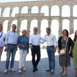 El coordinador general del PP, Elías Bendodo, respalda a los candidatos populares segovianos