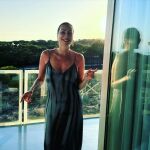 Ana Milán con vestido lencero.