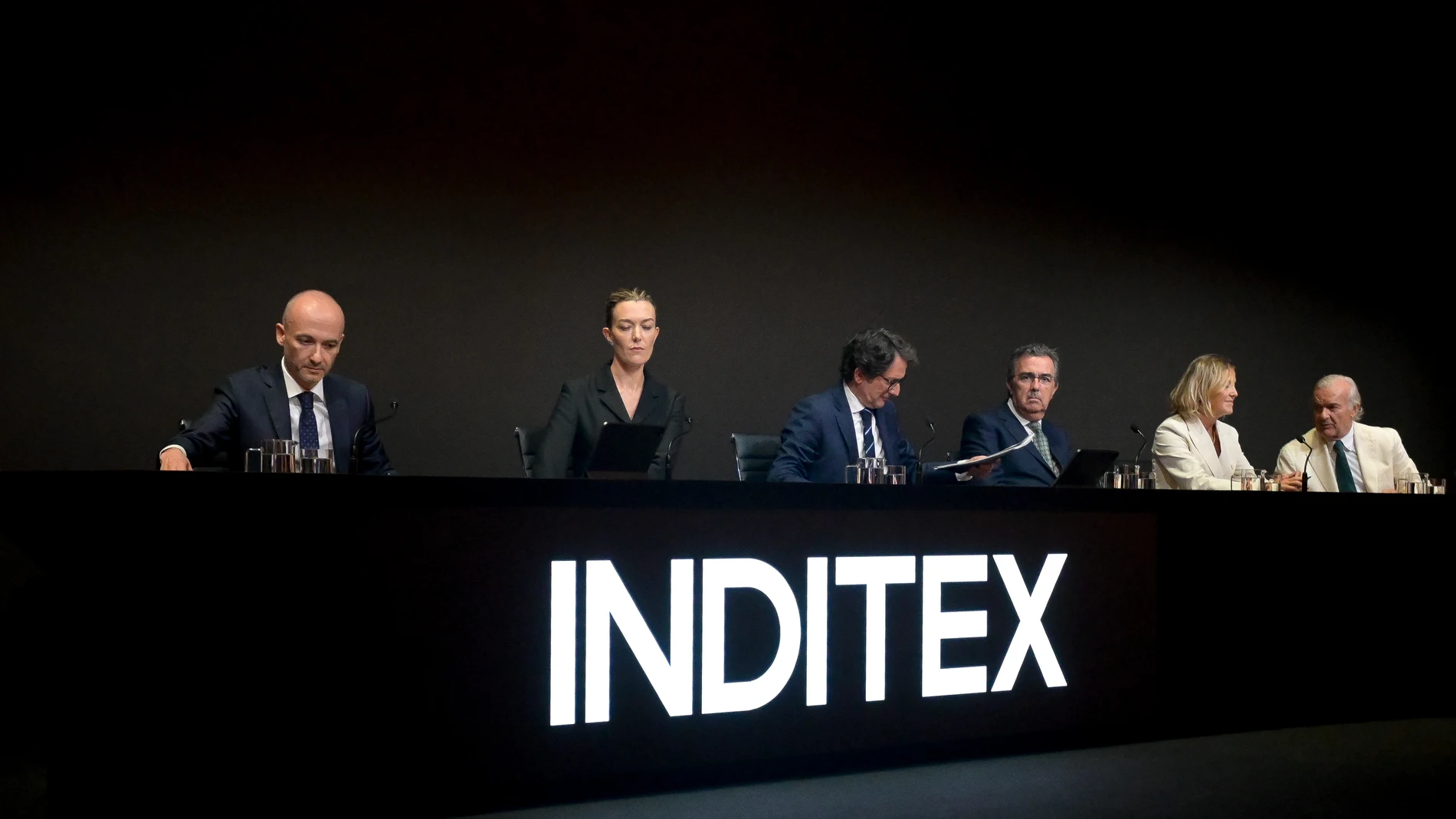 El consejero delegado de Inditex, Óscar García Maceiras (1i), y la presidenta de Inditex, Marta Ortega (2i), durante la junta general de accionistas de Inditex, a 11 de julio de 2023, en Arteixo, A Coruña, Galicia (España). La junta de accionistas de Inditex se ha reunido hoy para abordar un nuevo plan de incentivos a largo plazo que beneficiará a 750 empleados. La revisión ha estado dirigida a miembros del equipo directivo, consejeros ejecutivos y otros empleados del grupo. El número máximo ...