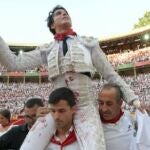 Roca Rey completó su octava puerta grande en las nueve corridas que lleva en Pamplona