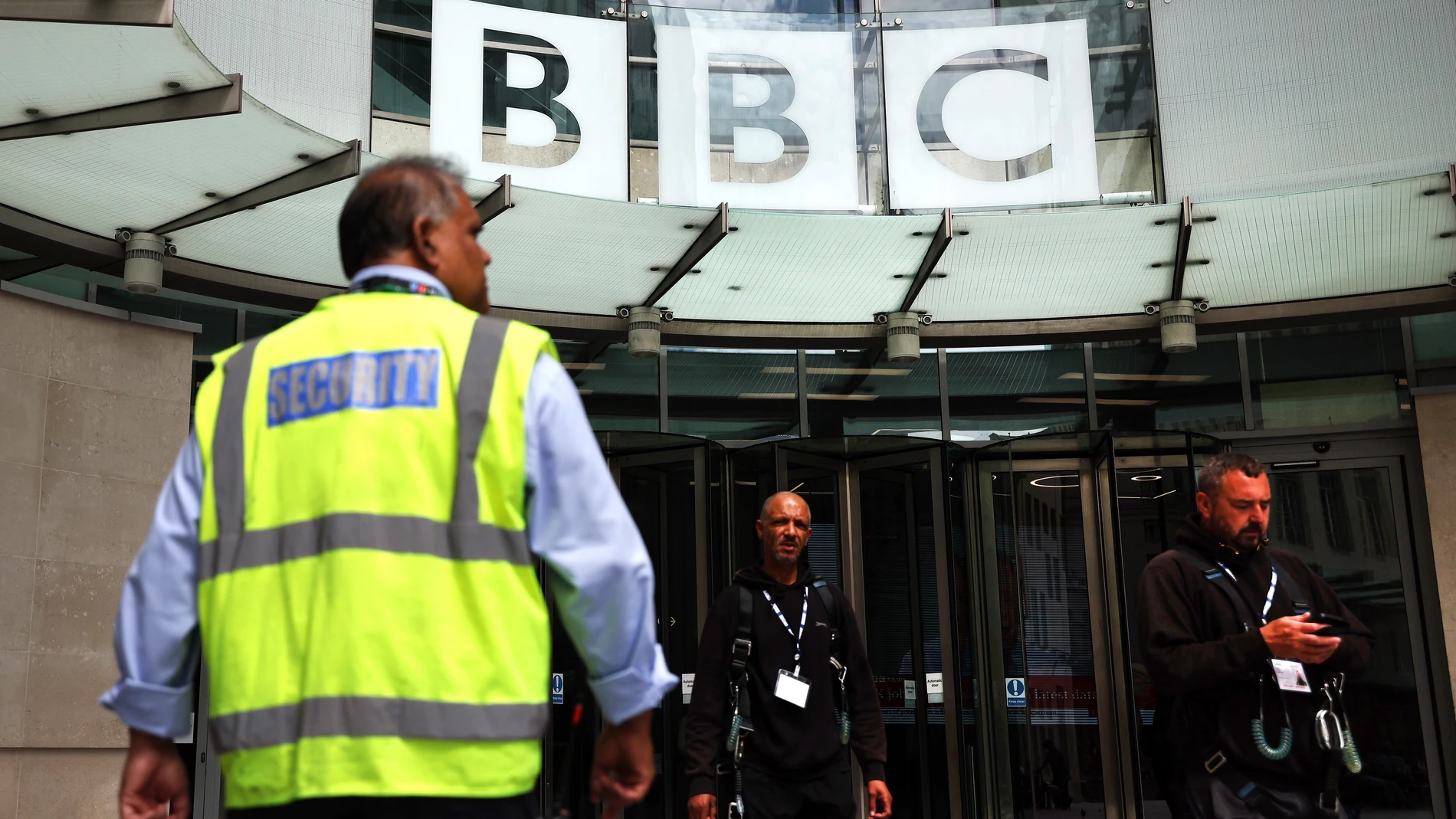 London (United Kingdom), 11/07/2023.- The British Broadcasting Corporation (BBC) headquarters in London, Britain, 11 July 2023. The BBC has said it is taking very seriously allegations that one of its presenters paid a teenager for sexual images. The presenter has been taken off air by the BBC pending an investigation. Meanwhile, BBC director-general Tim Davie is set to face questions from the media over the BBC presenter row in a scheduled media appearance on 11 July. (Reino Unido, Londres) ...