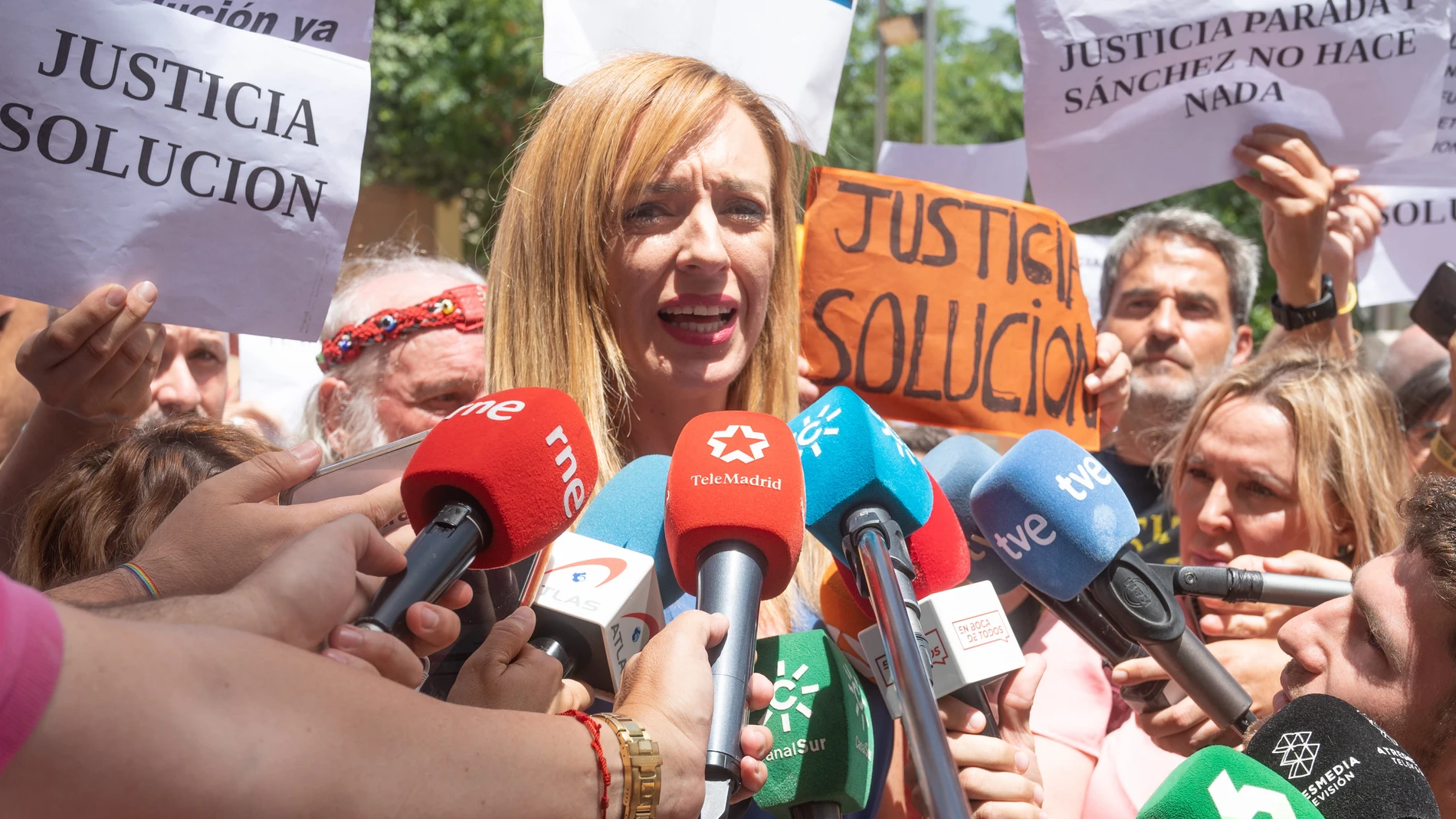 GRANADA, 12/07/2023.- La exalcaldesa de Maracena (Granada) Berta Linares (PSOE) se ha mostrado convencida de que el juez instructor que la investiga por el secuestro de la exconcejal Vanessa Romero archivará la causa y ha calificado de brutal e injusto que la víctima la apuntase desde el principio como responsable, en declaraciones a los medios tras salir del Juzgado de Instrucción 5 de Granada, donde ha declarado durante unas dos horas y media en calidad de investigada por la pieza separada ...