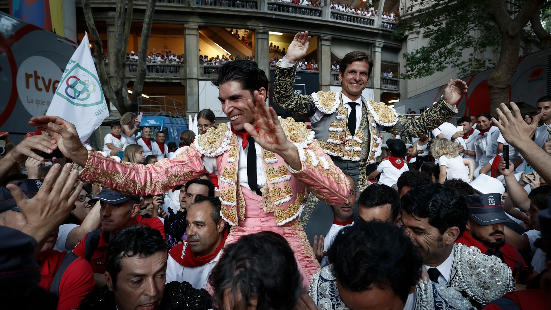 GRAFCAV1017. PAMPLONA, 12/07/2023.- Los diestros Julián López "El Juli" (d) y Cayetano Rivera salen a hombros de la Plaza de Toros de Pamplona en la sexta corrida de abono de la Feria del Toro de los Sanfermines 2023, con toros de la ganadería extremeña de Jandilla, donde ha compartido cartel con Antonio Ferrera. EFE/ Jesús Diges