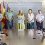 La delegada del Gobierno en Castilla y León, Virginia Barcones, presenta una operación conjunta desarrollada en la provincia de Segovia por Guardia Civil y el Cuerpo Nacional de Policía contra una banda de menores, acompañada por el general jefe de la XII Zona de la Guardia Civil, Luis del Castillo, y el jefe autonómico de Operaciones de la Policía Nacional, Jesús del Amo
