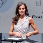 La Reina Letizia con vestido de lunares.