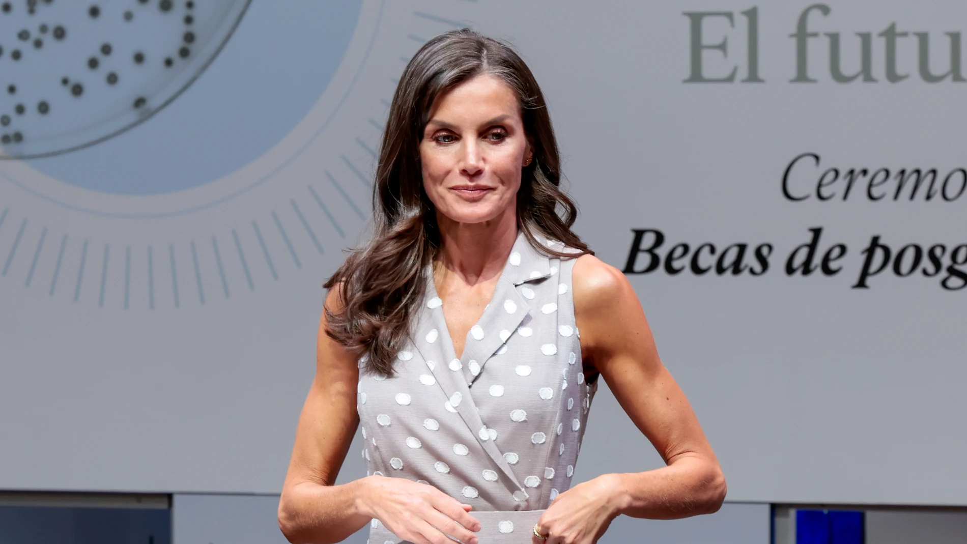 La Reina Letizia con vestido de lunares.