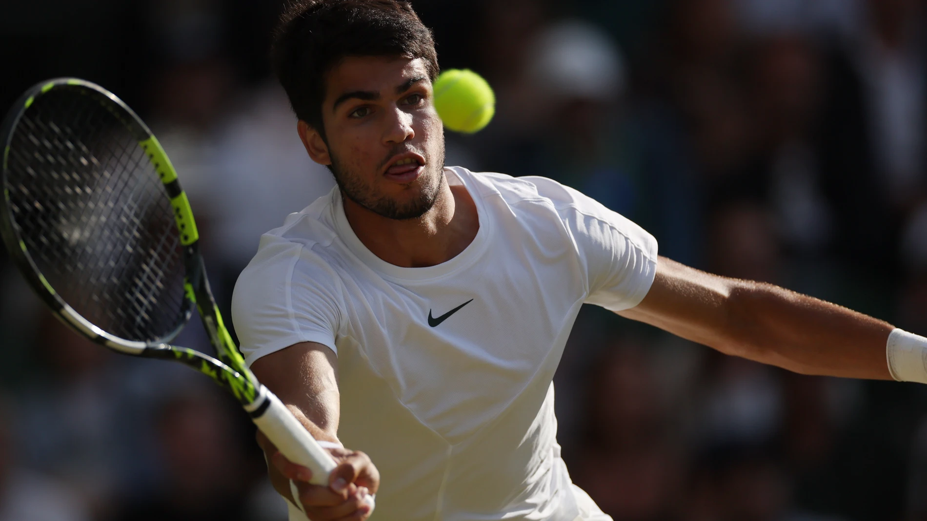 Wimbledon (United Kingdom), 12/07/2023.- Carlos Alcaraz of Spain in action during his Men's Singles quarter-finals match against Holger Rune of Denmark at the Wimbledon Championships, Wimbledon, Britain, 12 July 2023. (Tenis, Dinamarca, España, Reino Unido) EFE/EPA/ISABEL INFANTES EDITORIAL USE ONLY