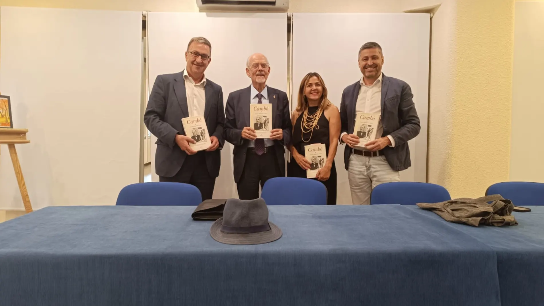 D. Ignacio Buqueras y Bach, expresidente del Círculo, presentó su libro “Cambó”