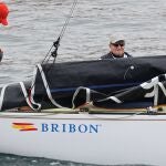 El Rey Juan Carlos embarcando en 'El Bribón' en el Real Club Náutico de Sansenxo, a 20 de abril de 2023, en Sansenxo (Galicia, España). REY;EMBARCACIÓN;REGATAS;VELA Raúl Terrel / Europa Press 20/04/2023