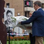 Alberto Núñez Feijóo y Mari Mar Blanco depositan un ramo de flores en recuerdo de Miguel Ángel Blanco en la plaza de Ermua