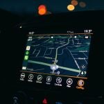 La multa por manipular la pantalla del coche cuando estamos en un semáforo acriende hasta los 200 euros