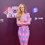 Paula Vázquez con vestido y gafas.