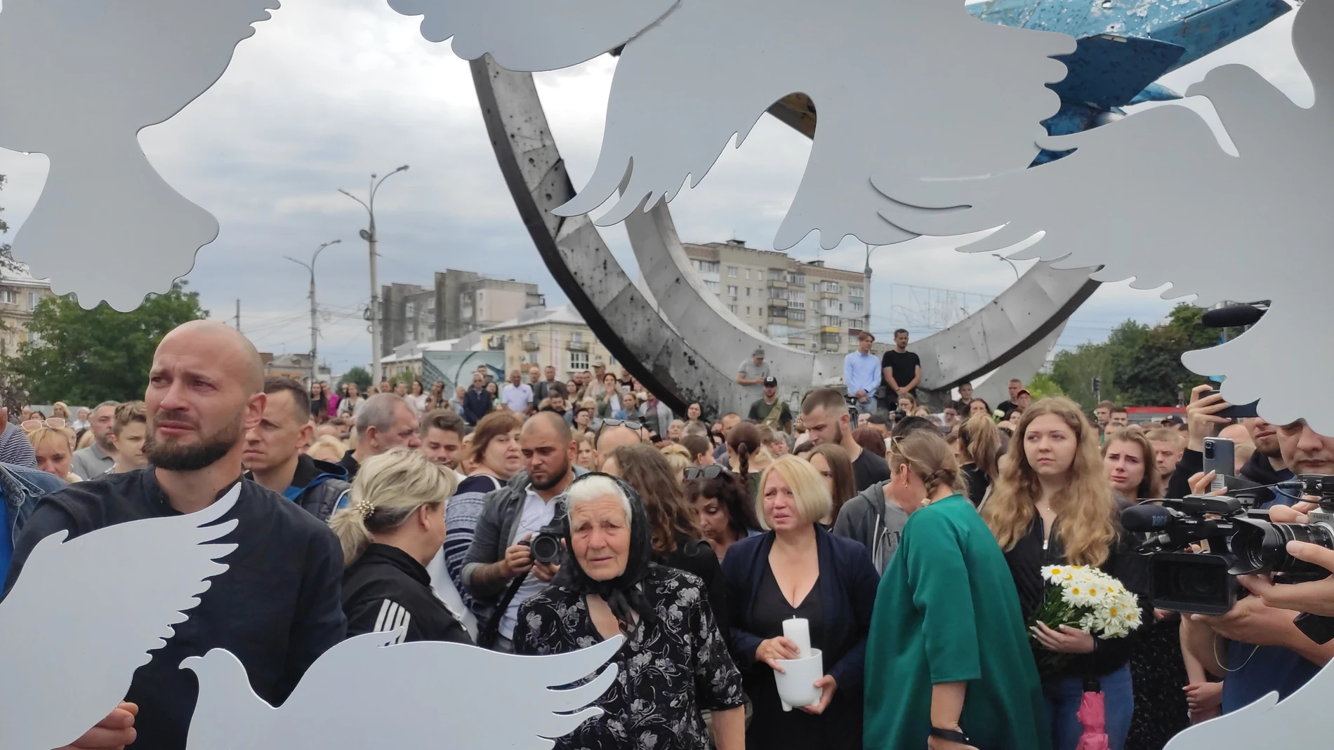 Artem Dmitriev (izq), durante el acto de conmemoración un año después de la muerte de su hija Liza Dmitrieva, niña de 4 años con síndrome de down, muerta en un bombardeo en Ucrania.