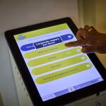 Ambiente en una oficina de Correos en los días previos al inicio de la campaña electoral del 23J. Estos días se prevé una avalancha de ciudadanos que asistan a las oficinas para solicitar el voto por correo. © Alberto R. Roldán / Diario La Razón. 16 06 2023