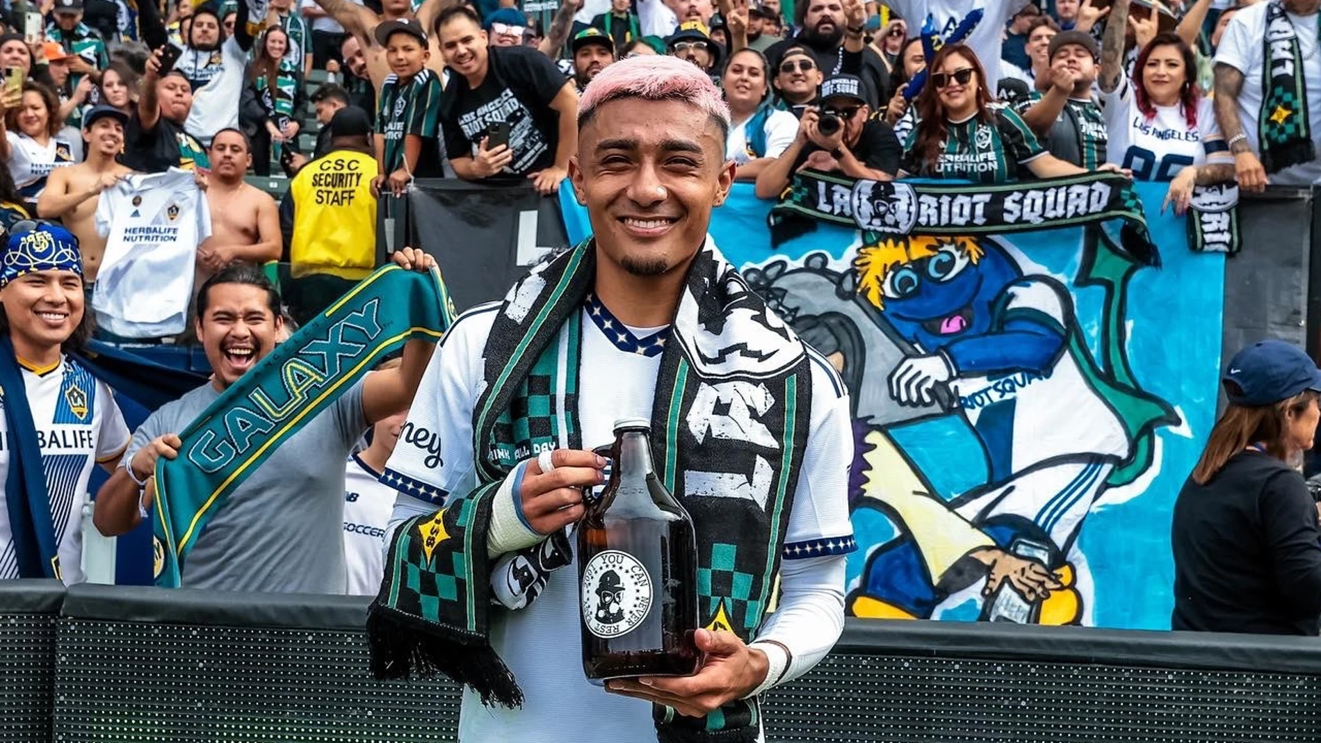 Julián Araujo con Los Ángeles Galaxy